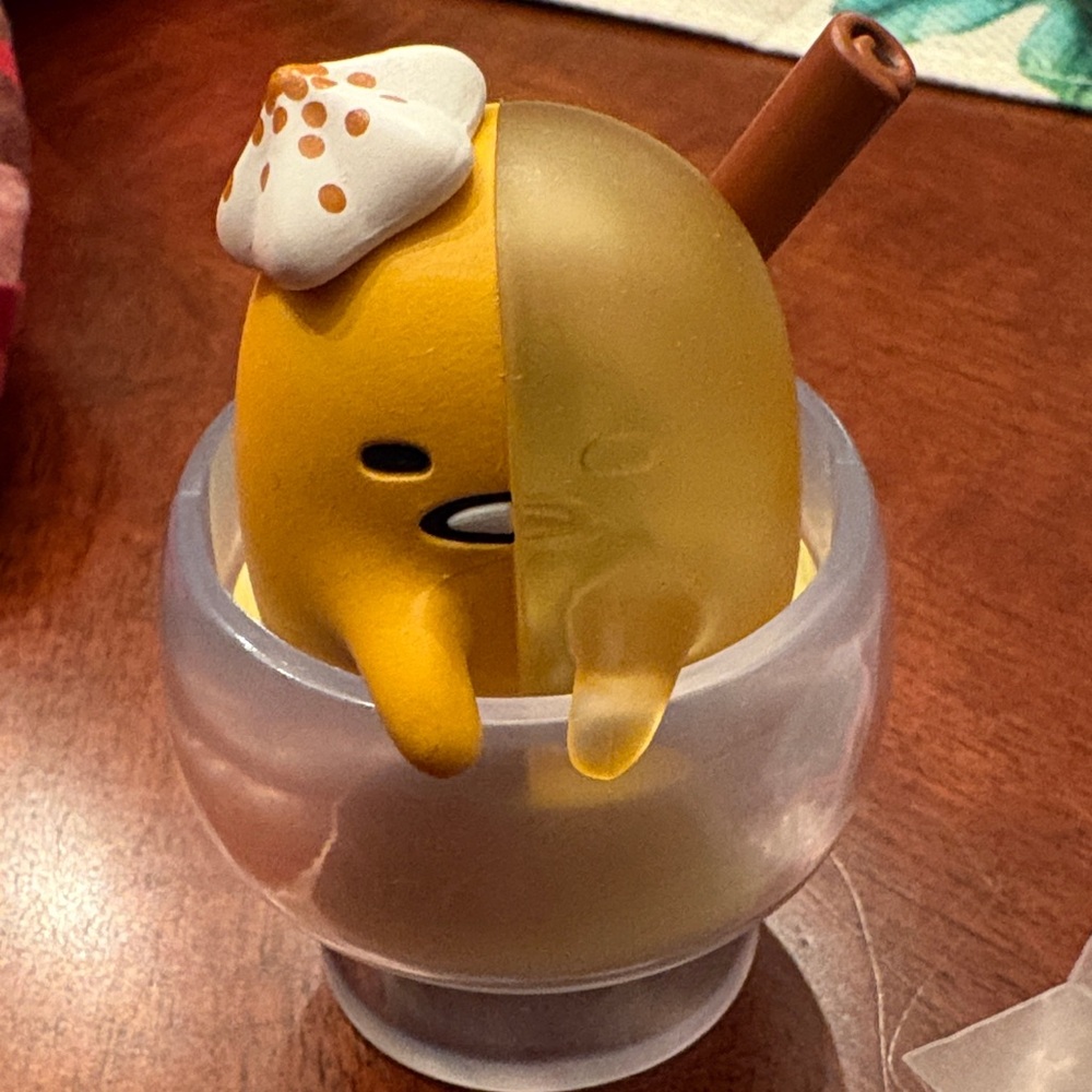 Sanrio Gudetama Figurine with Cinnamon Stick and Whipped Cream bn without tags - Picture 4 of 4